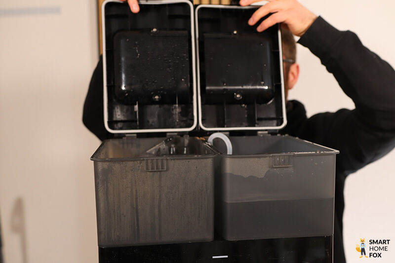 ECOVACS DEEBOT X8 PRO OMNI Schmutzwasser- und Frischwassertank in der Nahaufnahme